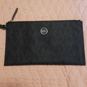 Oversize Michael Kors Wristlet
